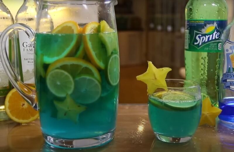 Belо vino, Blue Curaçao i citrusni sokovi prave osvežavajuću Lagoon Sangriju za letnje druženje.