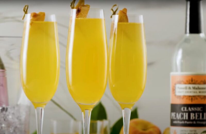 Prosecco i breskva stvaraju lagani, penušavi koktel sa primesama otmenosti i letnje svežine.