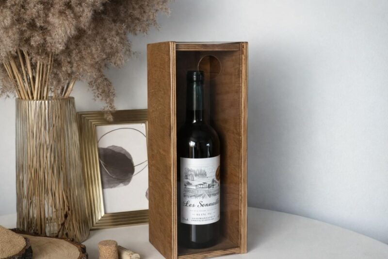 Boca vina smeštena u drvenu poklon kutiju sa minimalističkim dizajnom