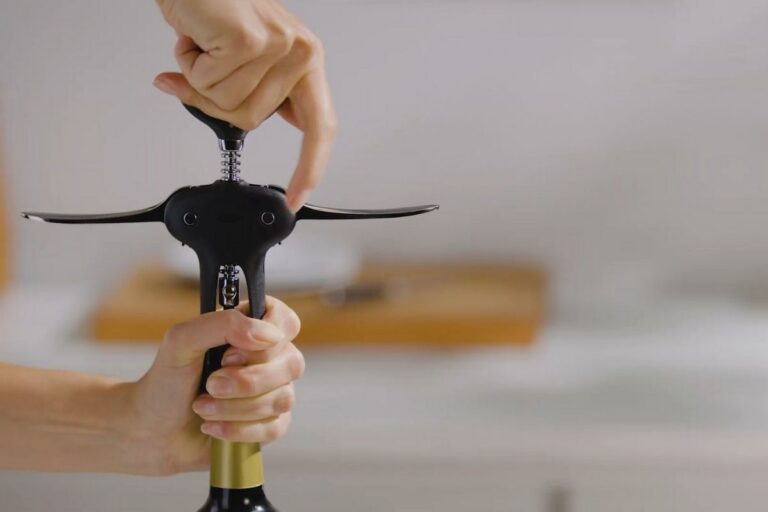 Otvarač za vino kao simbol poklona uz bocu vina