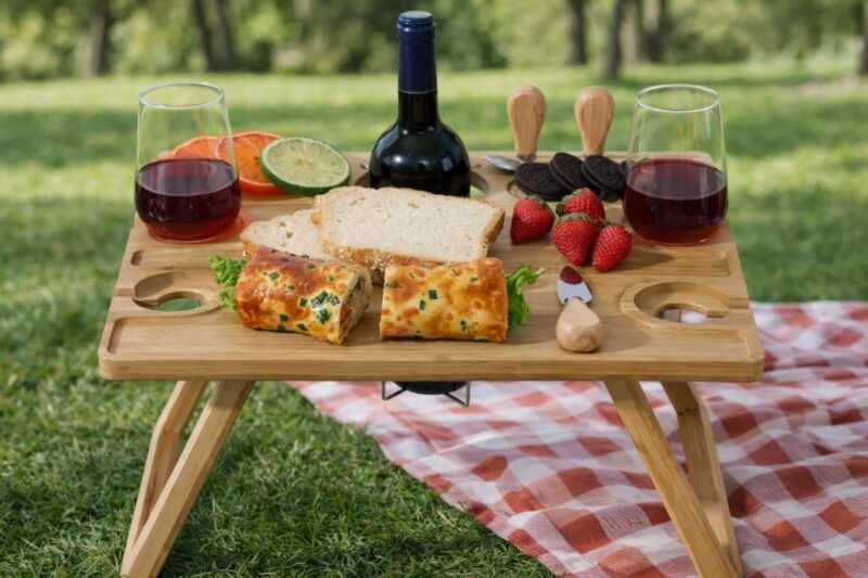 Vinski stočić za piknik sa vinom, čašama i grickalicama